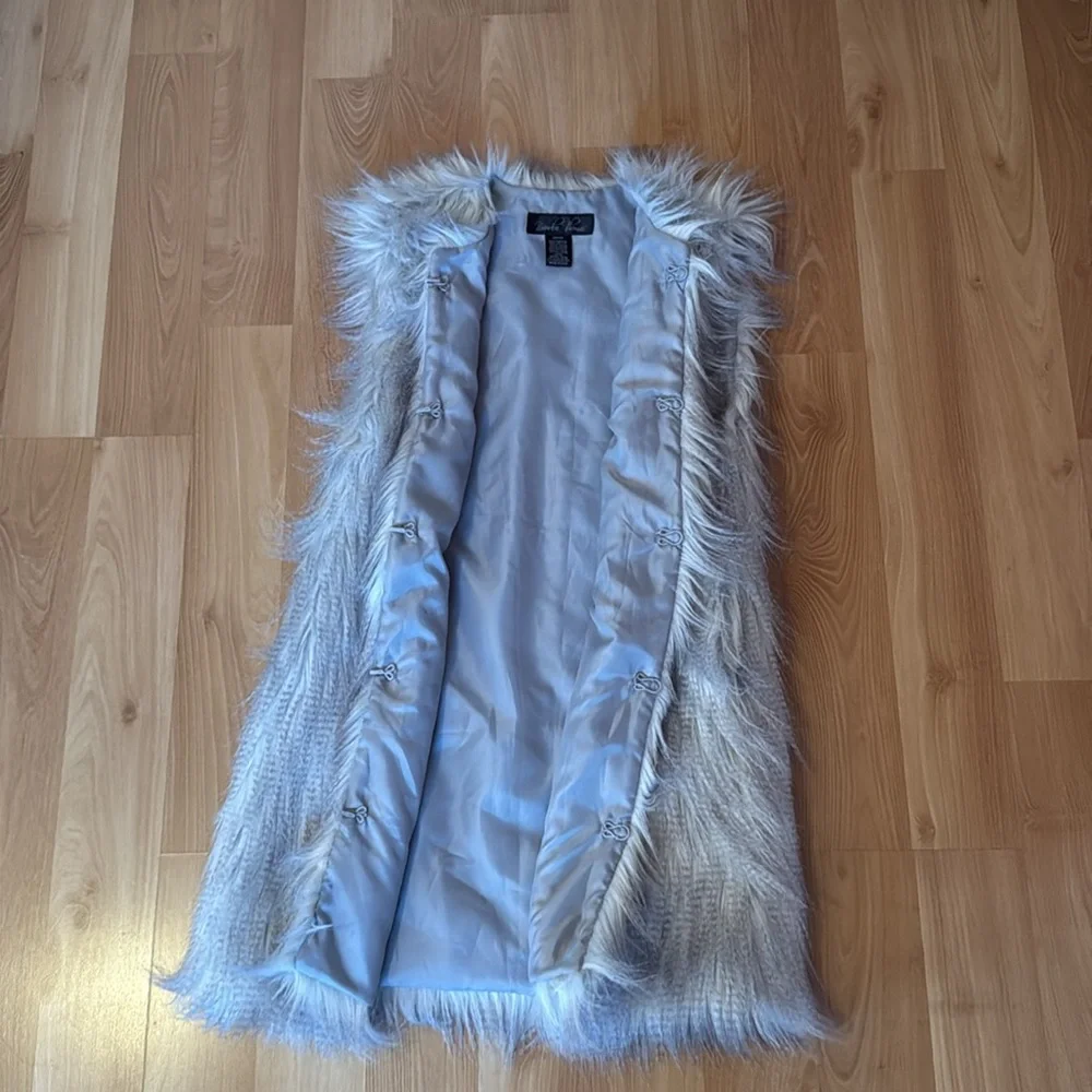 Brandon Thomas Silver Faux Fur Vest_7